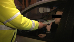 Un șofer mort de beat a sărit la bătaie între garaje