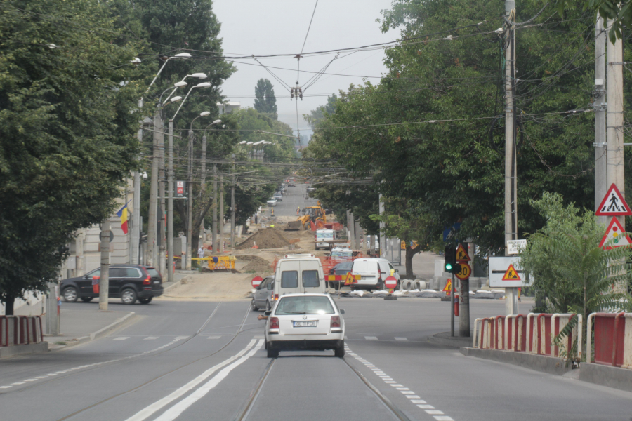 Şoferii vor închiderea semaforului de la Baia Comunală