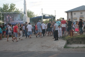 FOTO/ &quot;Sărbătoarea de la Brateş&quot; - cu peşte, muzică, voie bună şi artificii