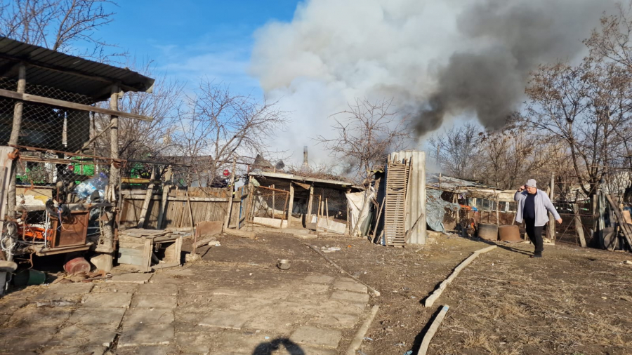 O casă a luat foc din cauza unei sobe. Proprietarul a murit (FOTO)