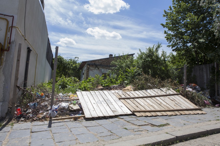 Vandalism în Piaţa Centrală! O nouă clădire a Primăriei Galaţi riscă să fie demolată 