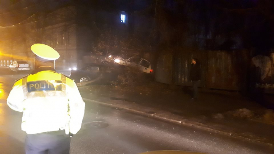 Cascadorie cu avarii în centrul oraşului. Un accident spectaculos a avut loc la Facultatea de Drept