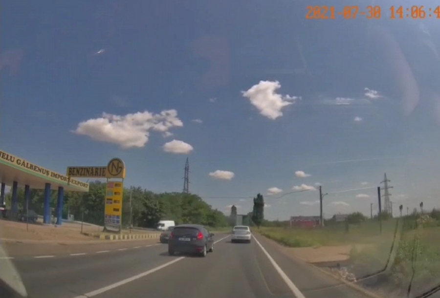 Depășire periculoasă pe linia continuă. Ce a pățit un șofer filmat și pus pe Facebook (VIDEO)