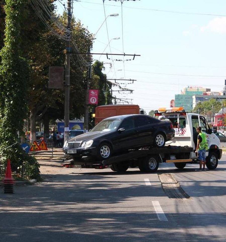 ATENŢIE, SE LUCREAZĂ! Maşinile parcate împiedică asfaltarea pe Brăilei