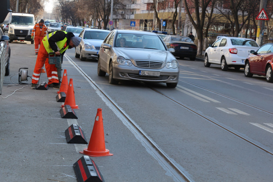 Bandă doar pentru tramvaie şi taxiuri, pe strada Traian