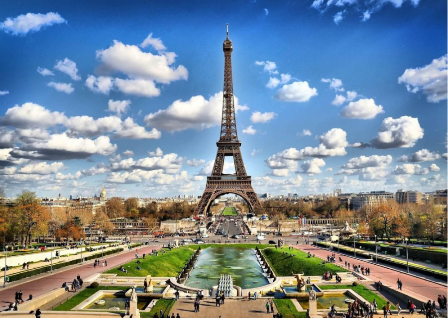 Escaladă și parașutism ilegal la Paris