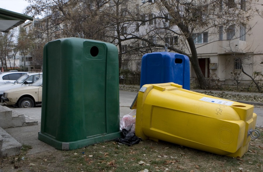 ECOSAL pierde bani din cauza furturilor şi distrugerilor/ Unde au dispărut punctele de colectare selectivă din oraş