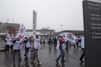 VIDEO / Protest la poarta combinatului ArcelorMittal Galaţi