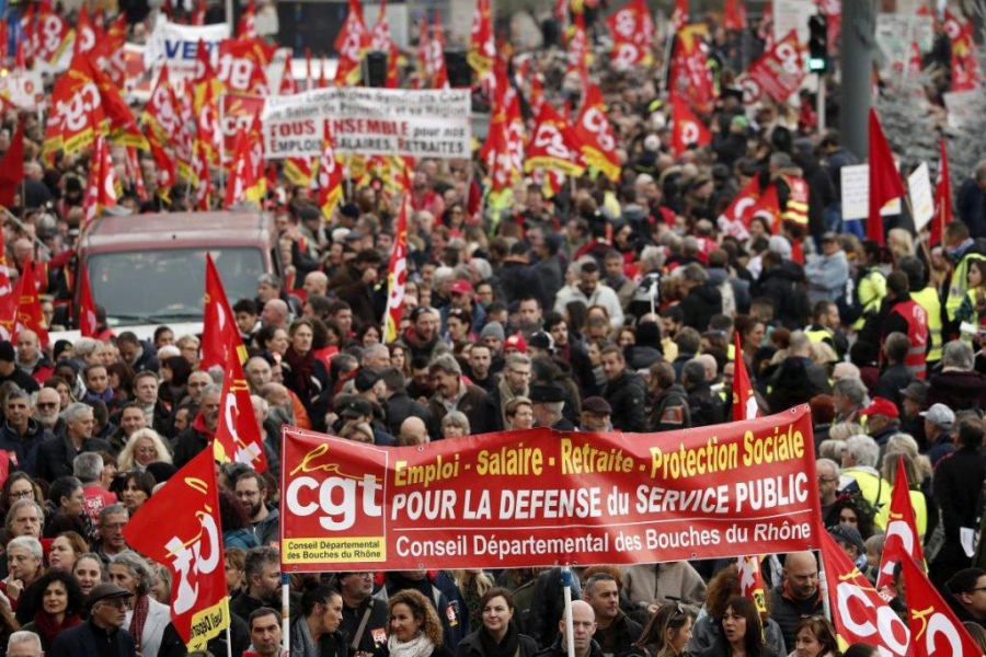 Franţa, paralizată de o grevă generală