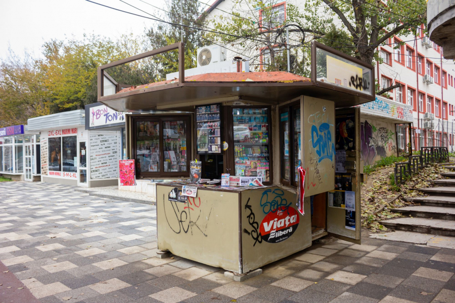 Cine îi opreşte pe vandalii care terorizează Ţiglina? (FOTO)