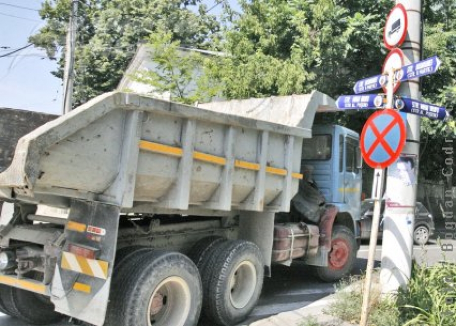 TIR-uri amendate de Poliţia Comunitară