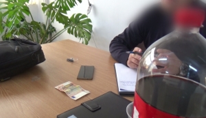 Prins cu ţigări de CONTRABANDĂ, a încercat să MITUIASCĂ doi poliţişti locali (VIDEO)