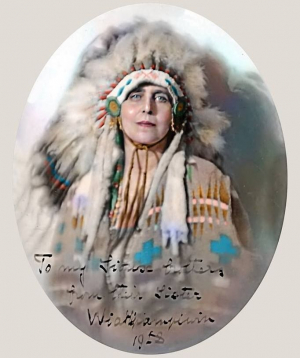 Regina, onorată ca şef de stat de indienii Sioux - 1926