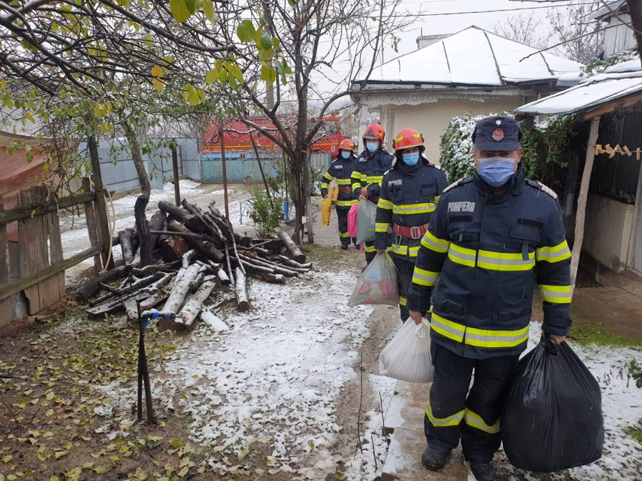 Începutul iernii, o nouă șansă pentru o familie fără casă. Ajutor din partea salvatorilor