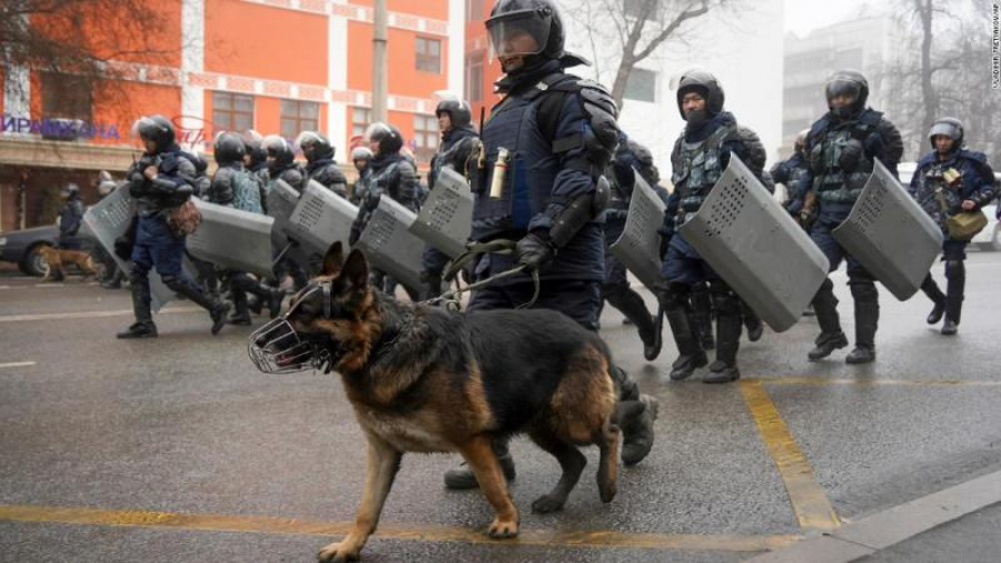 Forțele de securitate din Kazahstan au primit ordin să tragă fără avertisment