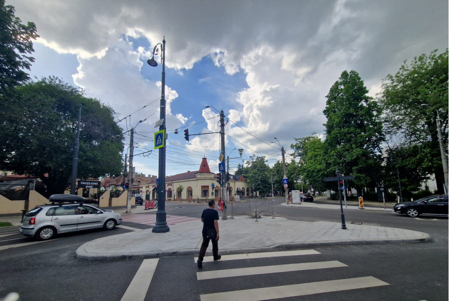 Intersecţie închisă traficului, trasee deviate şi staţii suspendate