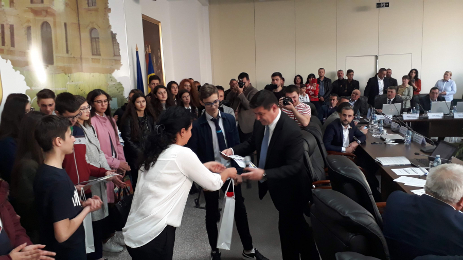 Iniţiativă - Elevi fruntaşi din mediul rural, premiaţi de CJ Galaţi