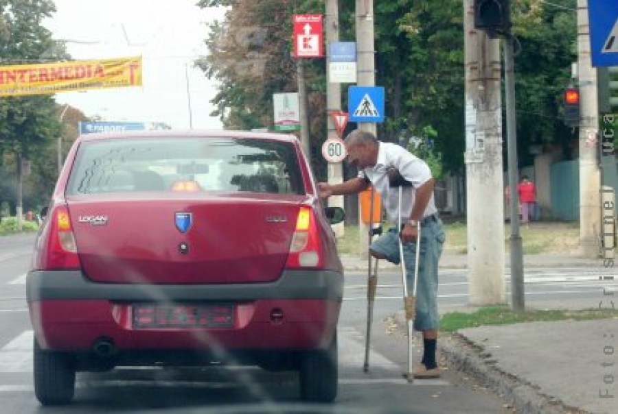 Cerşetorie şi obscenităţi la semafor