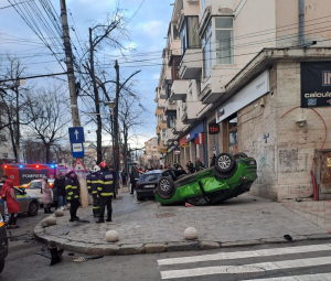 Accident pe strada Domnească. Două autoturisme au ajuns pe trotuar (FOTO)