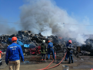 Nori de fum pe platforma Combinatului. Incendiu la un centru de colectare a fierului vechi
