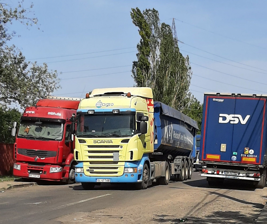 În timp ce parcarea specială este aproape goală, trafic aproape blocat de TIR-uri lângă Vama Galați  (FOTO și VIDEO)