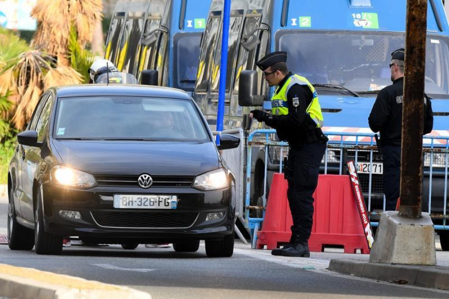 Român prins cu patru sicrie cu droguri