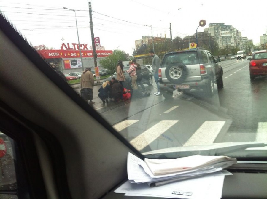 Strada Oţelarilor a mai făcut o victimă. O persoană a fost rănită într-un accident rutier 