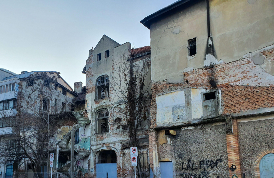 Gard şi panouri metalice la Palatul Gheorghiu