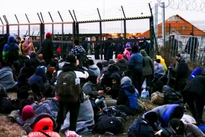 Sute de migranţi, interceptaţi la graniţa cu Ungaria
