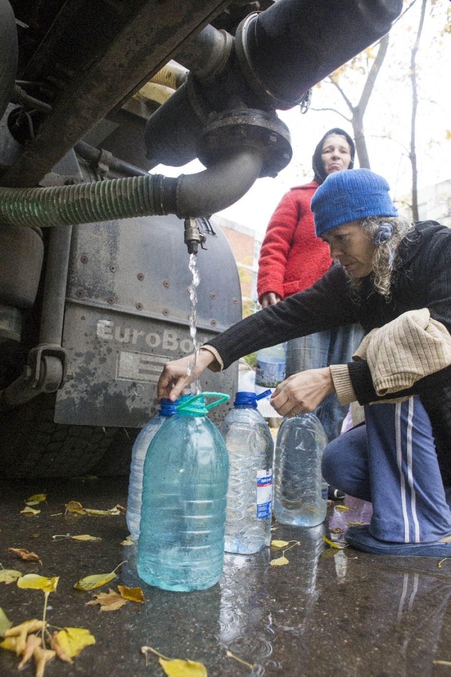 Umiliţi şi batjocoriţi de furnizor şi de autorităţi/ Gălăţenii din Micro 40, zilnic la coadă pentru apă potabilă (FOTO)