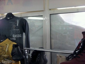 FOTO/ Troiene de doi metri, în depozitul de haine de la Patinoar