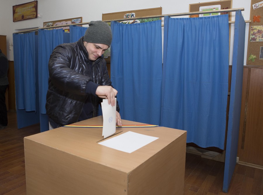 Tinerii, dezamăgiţi de clasa politică: "Am votat ca să nu zic că nu am făcut-o"