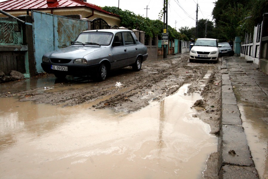 Mlaştină pe Strada Tufănelelor. Locuitorii sunt sinistraţi în propriile case