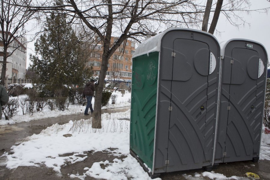 Toaletele ecologice împut trotuarul de lângă parcul cu ceas de la Spitalul de Copii