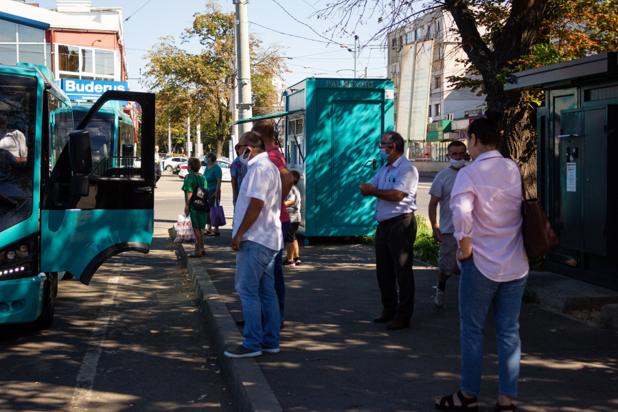 VĂ REAMINTIM: Purtarea măștii devine obligatorie, de astăzi, 1 august (LISTA ZONE)