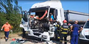 Accident grav, cu camioane grele. Cel puțin o persoană este rănită (VIDEO)