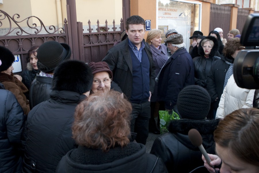 Susţinătorii Elenei Udrea au protestat în faţa sediului PDL Galaţi: Au cerut demisia lui Ciumacenco şi Resmeriţă