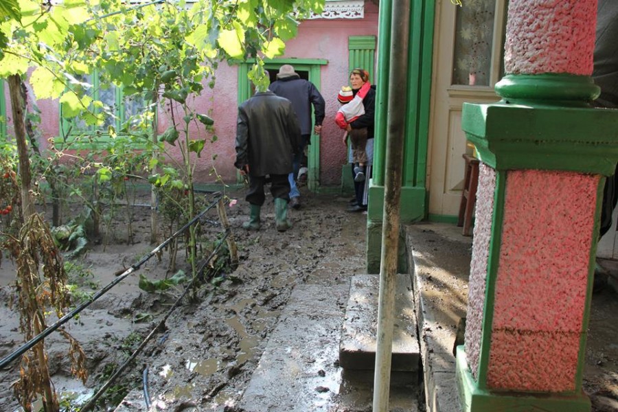 De ce au nevoie sinistraţii: Perii, mănuşi de cauciuc, făraşe, lighene, saci şi folie de plastic