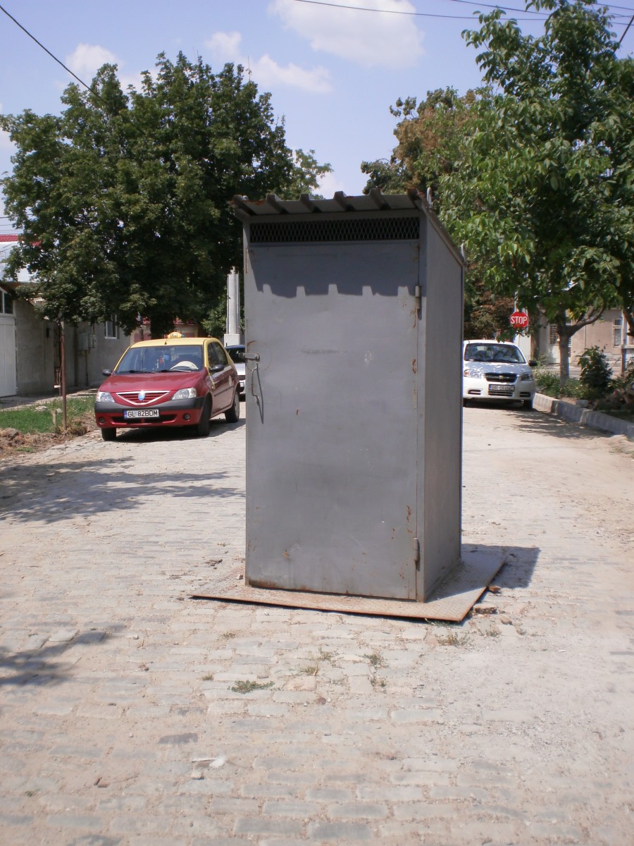 O toaletă publică, în mijlocul străzii