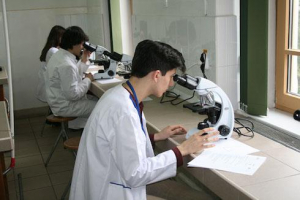 Trei elevi calificaţi la Naţionala de Biologie