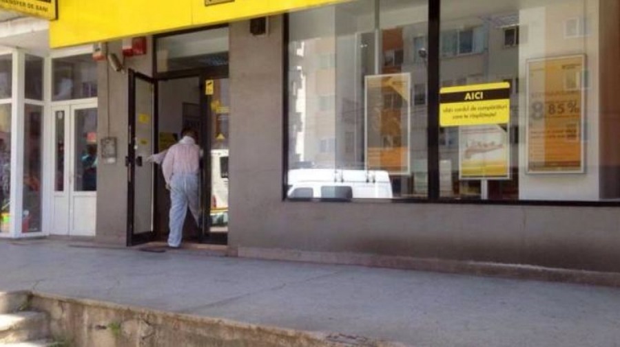 JAF ARMAT în Bistriţa: Un bărbat a intrat într-o bancă şi a furat bani