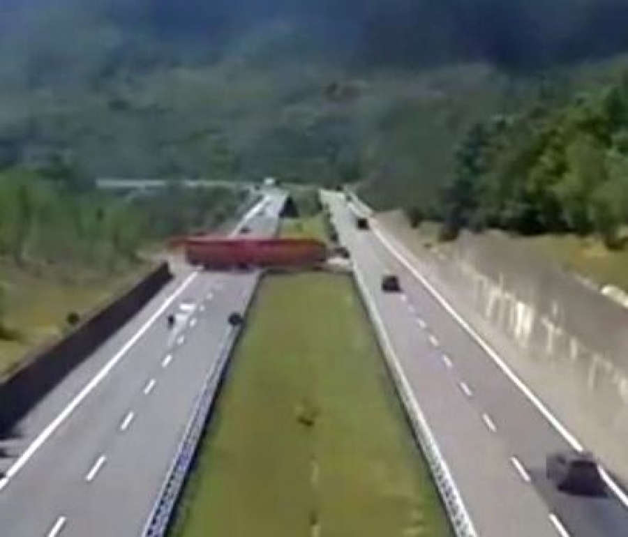 Şofer român, PERICOL PUBLIC în Italia. A întors TIR-ul pe o autostradă intens circulată (VIDEO)
