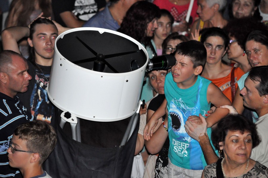 Peste 1.500 de GĂLĂŢENI au venit să VADĂ Perseidele la Observatorul Astronomic