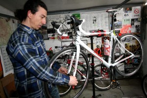 Pasiune transformată în business: Service pentru biciclete!  