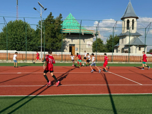 Fotbal în pridvorul bisericii, la Nămoloasa