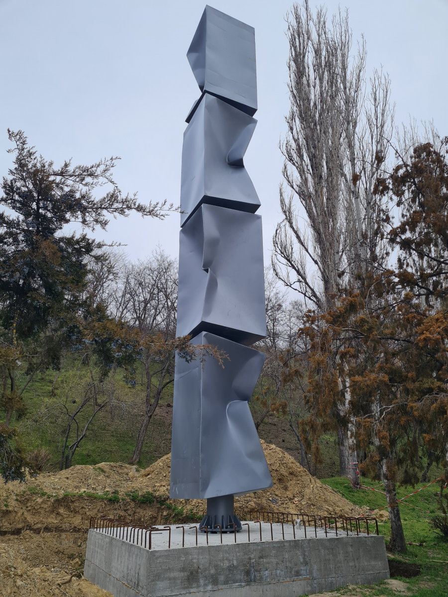 Sculptura „Omagiu lui Brâncuși”, ridicată pe soclu după 32 de ani