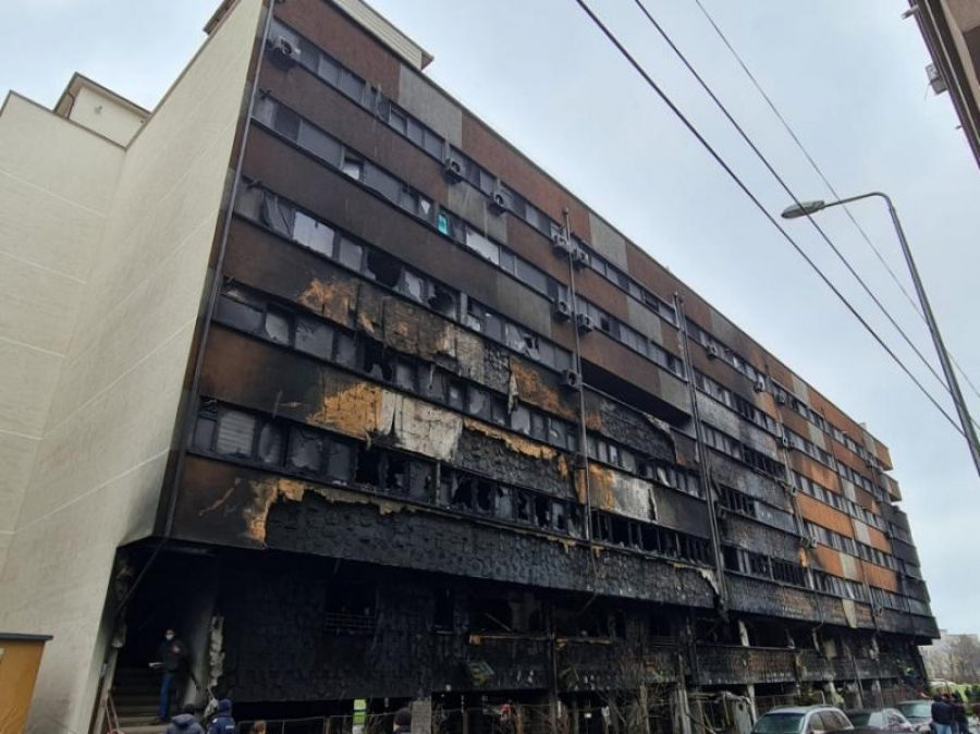 Evacuare masivă, dintr-un bloc cuprins de flăcări