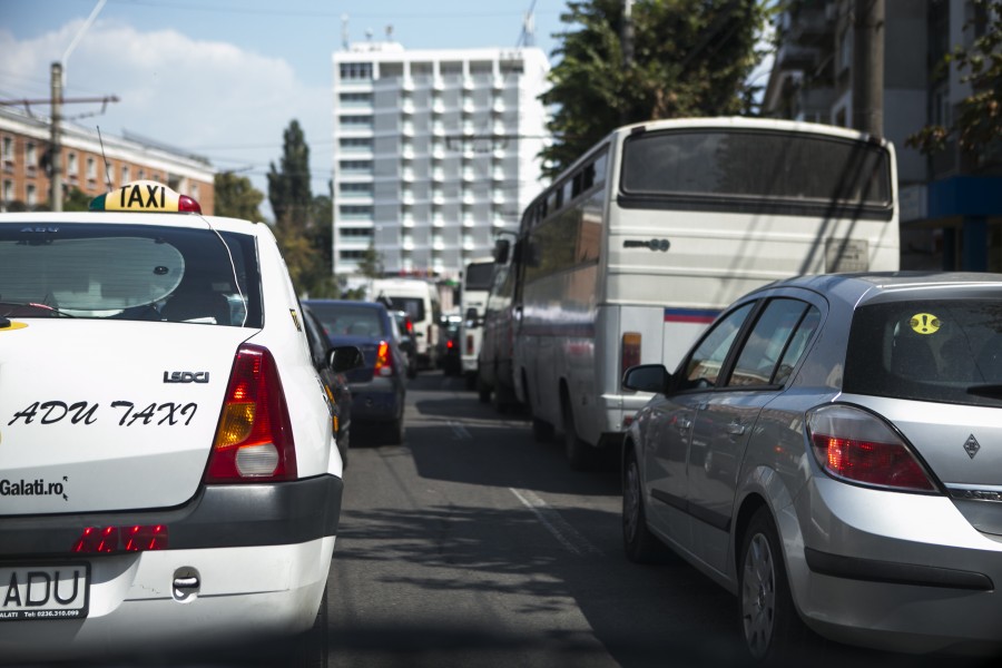 Atenţie, şoferi! Circulaţie îngreunată pe mai multe străzi