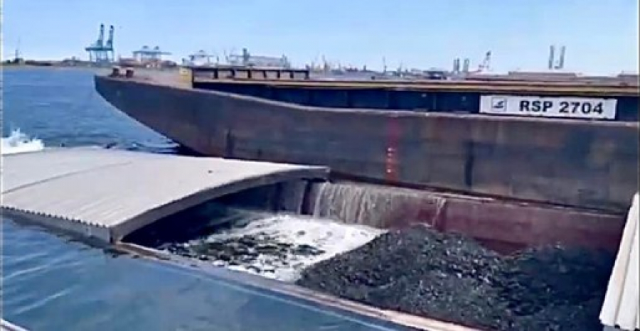 O barjă cu 1.700 de tone de cărbune s-a scufundat în Portul Constanța