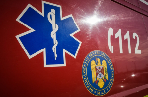 Minori transportați la spital, după ce au căzut pe stradă